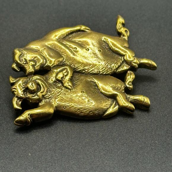Vintage MFA Museum Fine Arts Gold Tone Dancing Pigs Brooch Pin Farm - Picture 3 of 6